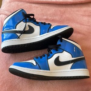 Air Jordan 1 Mid SE ‘Signal Blue’